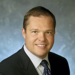 消息人士透露,美国与俄罗斯正在探讨在北极进行合作,主要集中于贸易路线和自然资源的勘探。这一动向被视为美国总统唐纳德·特朗普为改善与莫斯科关系所采取的措施。相关讨论涵盖了自然资源开发及相关贸易通道的建设。