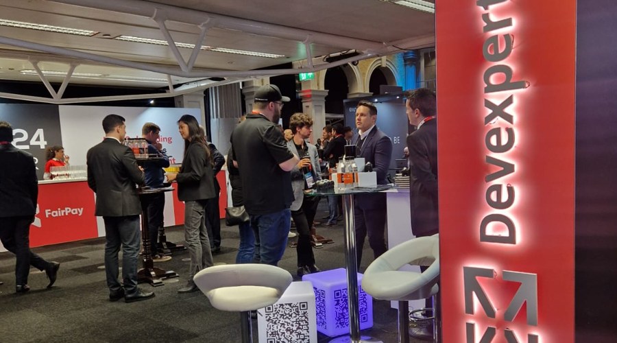 以色列国防军于26日发布公告,表示监测到一枚由加沙地带发射的火箭弹,这枚火箭最终落回了加沙地区。对此,以色列军方随即对该地区的多个火箭发射器实施了攻击。